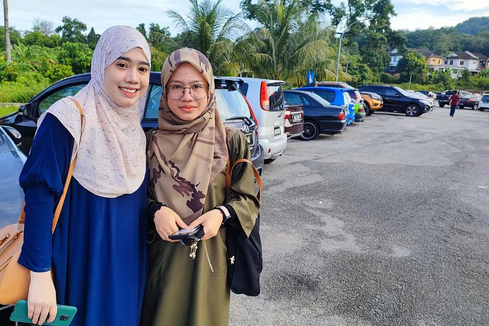 SUARA ORANG MUDA: Adik-beradik, Farah Azmi 27 tahun, (kiri) dan Sarah Azmi 24 tahun, (kanan) antara pengundi muda di Tambun, Perak. - Foto NORMAN SAWI 