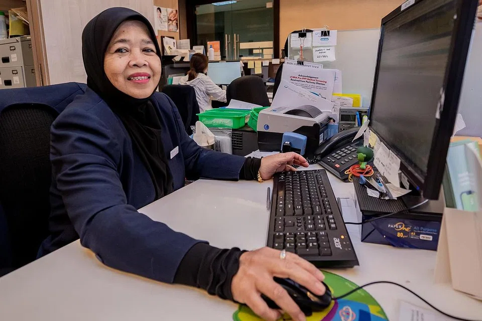 TERUS BERKHIDMAT: Menceritakan pengalamannya bekerja di Parkway Shenton, Cik Salmah Kamsan berkata antara sebab beliau terus berkhidmat kepada pesakit di sana adalah kepuasan melihat senyuman yang terukir di muka mereka. - Foto BH oleh NUR DIYANA TAHA
