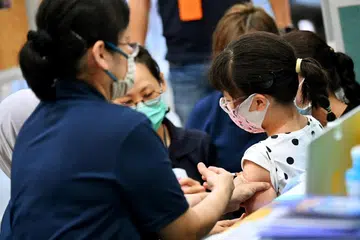 MANFAAT VAKSIN: Satu kajian yang dijalankan mendapati dalam kalangan kanak-kanak berusia lima hingga 11 tahun yang telah dijangkiti Covid-19 sebelum divaksin, vaksinasi memberi perlindungan 74 peratus terhadap Omicron BA.4/BA.5.