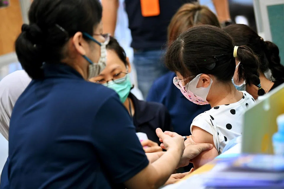MANFAAT VAKSIN: Satu kajian yang dijalankan mendapati dalam kalangan kanak-kanak berusia lima hingga 11 tahun yang telah dijangkiti Covid-19 sebelum divaksin, vaksinasi memberi perlindungan 74 peratus terhadap Omicron BA.4/BA.5.