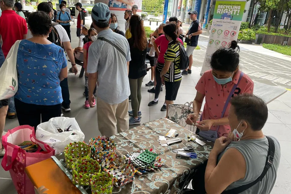 Gerai-gerai mendidik tentang kegiatan mengitar semula turut disediakan.