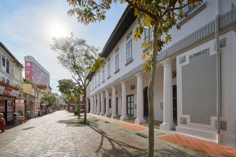 Pemandangan luaran empat rumah kedai warisan sebelum Perang Dunia Kedua di Pagoda Street yang kini dihidupkan semula sebagai sebahagian daripada pembangunan Jamae Chulia Heritage (JCH) menerusi Skim Penghidupan Semula Wakaf (WRS). Muka bangunan yang moden ini memelihara warisan berzaman.