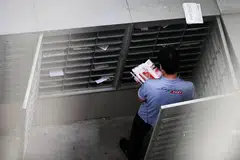 Seorang posmen menghantar surat di Blok 425 Clementi Avenue 1.