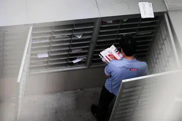 Seorang posmen menghantar surat di Blok 425 Clementi Avenue 1.