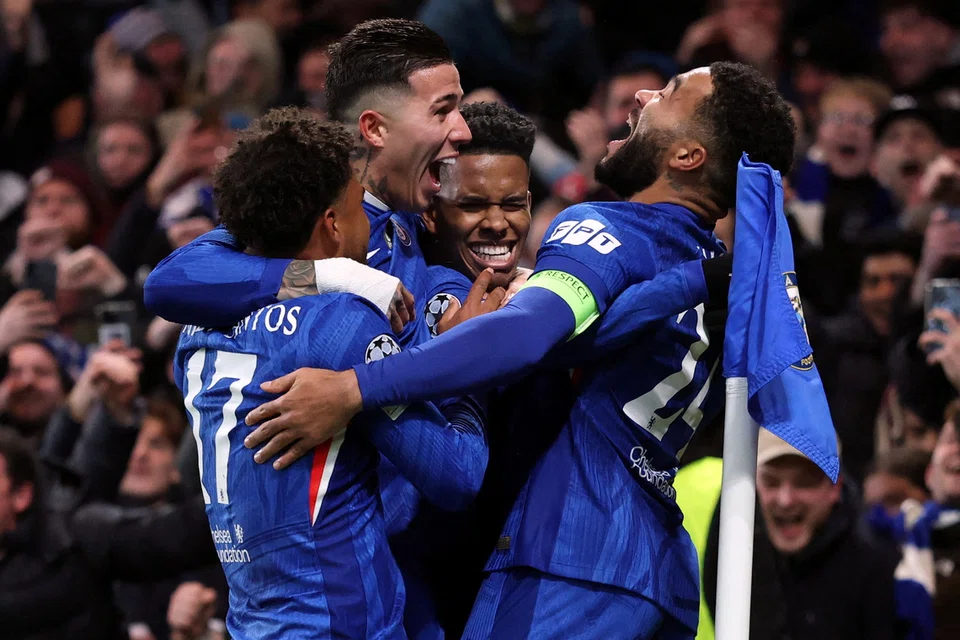 Pemain Chelsea, Estevao (dua dari kiri) meraikan jaringan gol bersama rakan sepasukan.