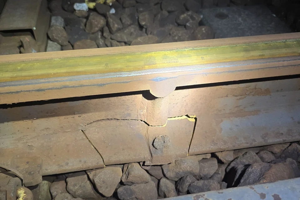 Kereta api rosak yang sedang dalam perjalanan ke Depot Ulu Pandan telah mengakibatkan keretakan pada rel. 