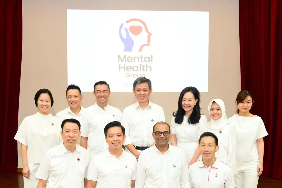Penolong Setiausaha Agung PAP, Encik Chan Chun Sing (belakang, tengah) bersama Jawatankuasa Pemandu Kumpulan Kesihatan Mental PAP, Dr Janil Puthucheary (depan, dua dari kanan); Dr Wan Rizal Wan Zakariah (belakang, tiga dari kiri); Cik Rachel Ong, (belakang, tiga dari kanan); Encik Melvin Yong (depan, kiri); Cik Tin Pei Ling (belakang, kanan); Encik Xie Yao Quan (depan, kanan); dan Encik Yip Hon Weng (belakang, dua dari kiri). Turut bersama ialah Pengerusi SMC Marymount, Cik Gan Siow Huang (belakang, kiri); Pengerusi Cawangan Bukit Batok East GRC Jurong, Cik Rahayu Mahzam (belakang, dua dari kanan); dan Pengerusi Cawangan Moulmein-Cairnhill GRC Tanjong Pagar, Encik Alvin Tan (depan; dua dari kiri).