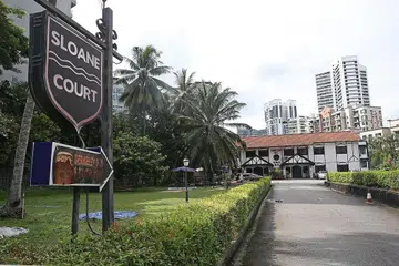DIBANGUNKAN SEMULA: Hotel Sloane Court dan kawasan kecil bersebelahan di Balmoral Road akan dibangunkan menjadi kondominium 12 tingkat yang mempunyai 80 unit. - Foto BH oleh KUA CHEE SIONG