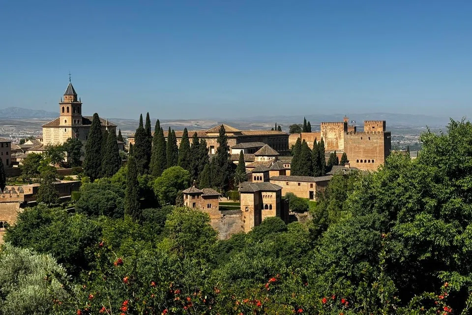 Alhambra dari jarak jauh, tersergam indah di atas bukit Sabika. 