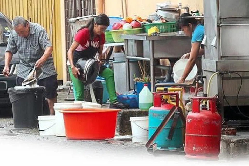 Pekerjaan tukang masak dan tukang cuci di restoran antara pekerjaan "3D" yang dijauhi kebanyakan rakyat Malaysia. Gambar THE STAR 