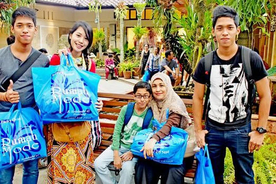 'SHOPPING' SAKAN: Beberapa ahli keluarga penulis seusai membeli-belah di kota Bandung yang mempunyai banyak 'outlet mall' atau gedung yang menjual barangan untuk dihabiskan stok. 