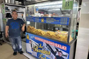 RAJA PISANG: Encik Aziz Junid, pemilik gerai terkenal dengan pisang goreng dihiris nipis, hanya mendengar bunyi minyak dalam kuali untuk tahu jika goreng pisang itu sudah siap. 