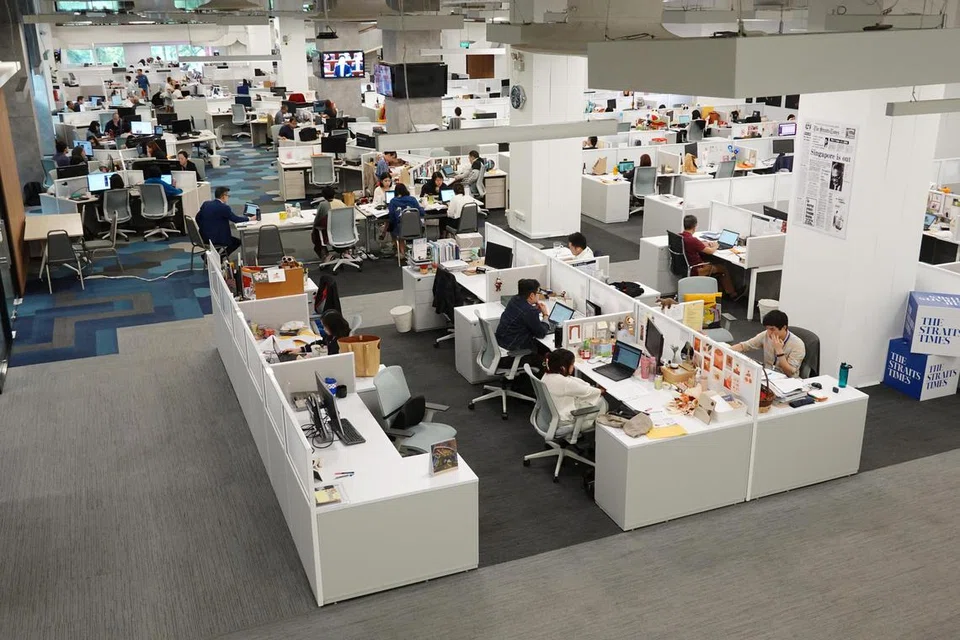 LUASKAN JANGKAUAN: Akhbar ‘The Straits Times’ terus komited untuk menjangkau khalayak ramai merentasi platform seperti podcast serta penceritaan interaktif dan visual selain daripada akhbar terbitannya.