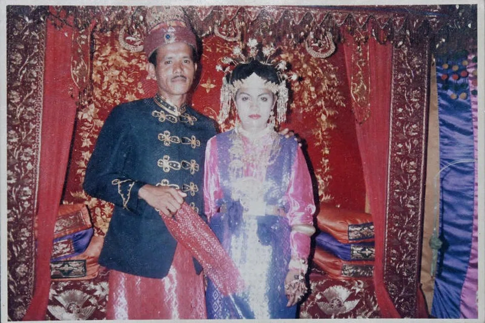 Encik Iqbal hanya dapat bergantung kepada foto-foto yang berjaya diselamatkan selepas badai tsunami reda, untuk mengingati bapanya, Encik Muchnizar (kiri), dan ibunya, Cik Khatijah (kanan), yang terkorban.