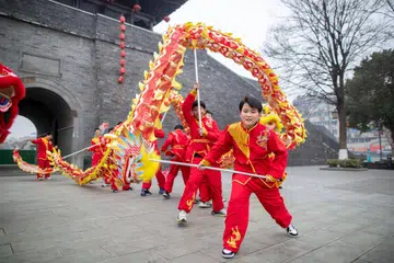 TARIAN NAGA: Murid-murid berlatih Tarian Naga di Xinghua di wilayah Jiangsu, China Timur. Tarian Naga, selain Tarian Singa, merupakan tarian tradisional masyarakat China yang biasa diadakan semasa sambutan perayaan seperti Tahun Baru Cina.