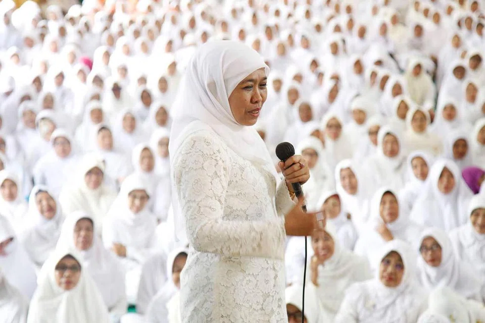 Dr Khofifah Indar Parawansa pernah menjadi Naib Speaker Parlimen dan juga memegang jawatan dalam Kabinet. Beliau bertanding merebut jawatan Gabenor Jawa Timur dan menang selepas dua kali percubaan gagal.