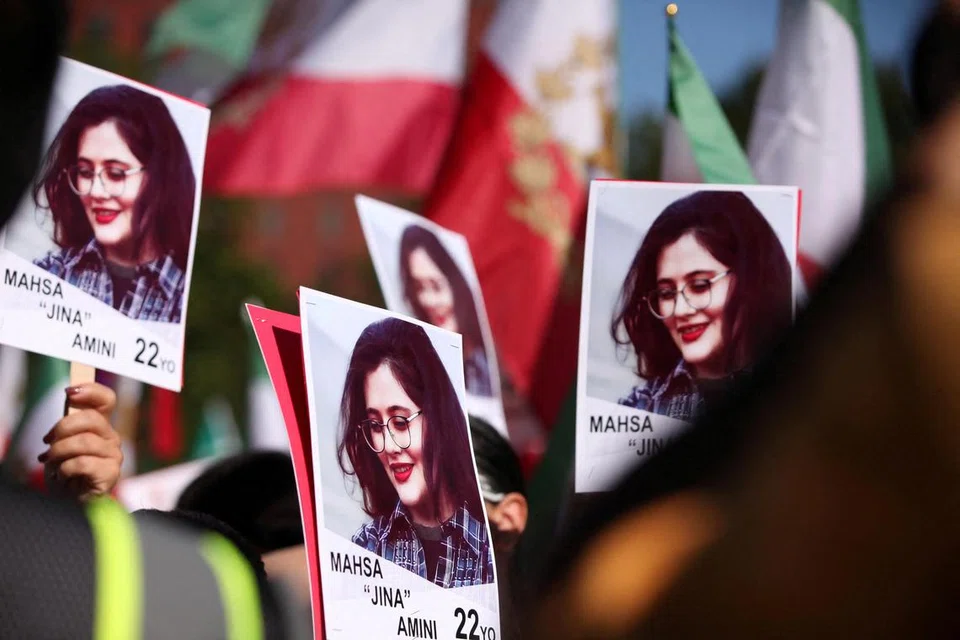 PROTES BARU: Penunjuk perasaan menghadiri protes pada 16 September di depan Rumah Putih di Washington pada ulang tahun pertama kematian Mahsa Amini di Iran. 
