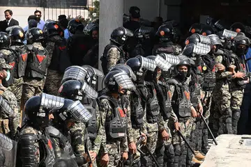 ASKAR DIKERAH: Pihak tentera telah menasihatkan penyokong Encik Khan bahawa ia akan memberikan respons secara pantas sekiranya terdapat serangan lanjutan ke atas aset-asetnya. - Foto AFP
