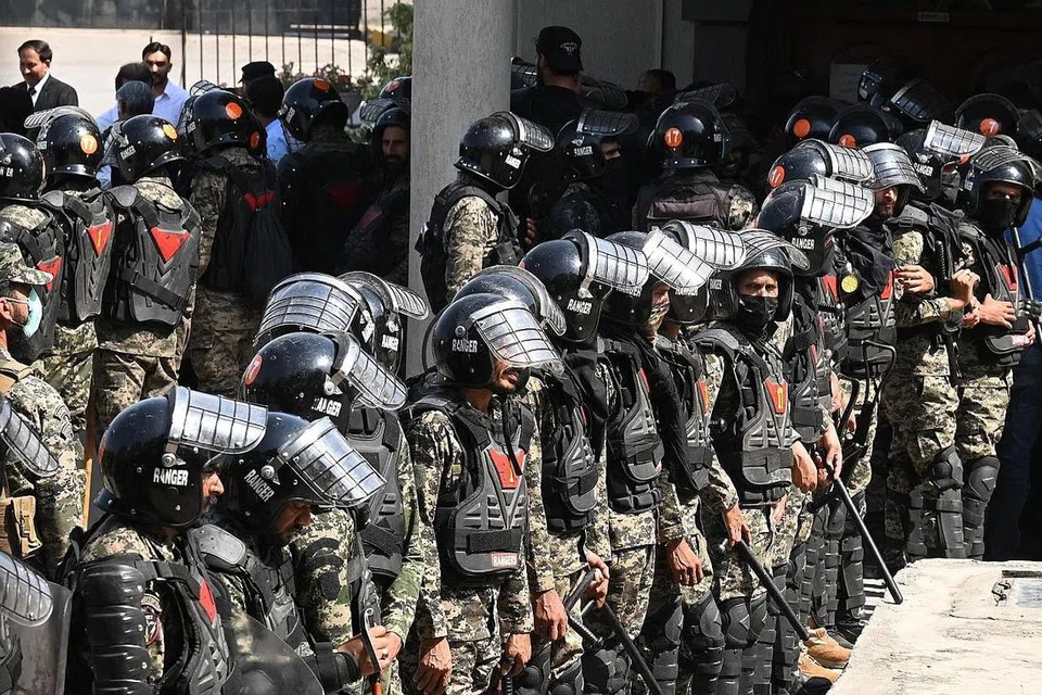 ASKAR DIKERAH: Pihak tentera telah menasihatkan penyokong Encik Khan bahawa ia akan memberikan respons secara pantas sekiranya terdapat serangan lanjutan ke atas aset-asetnya. - Foto AFP