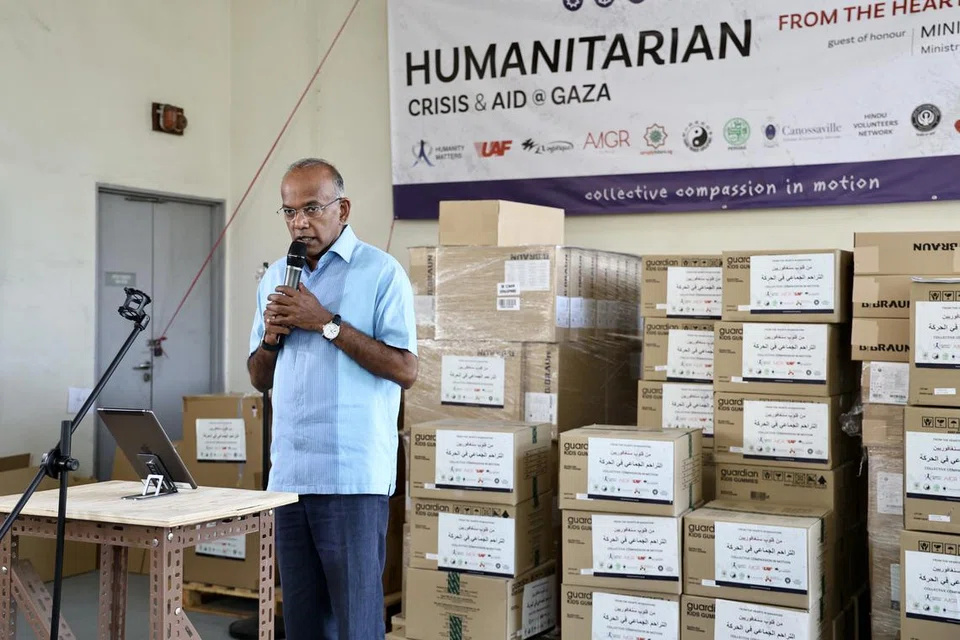 BERI UCAPAN: Menteri Ehwal Dalam Negeri merangkap Undang-Undang, Encik K. Shanmugam kelihatan memberi ucapan dalam satu acara pembungkusan bahan keperluan bagi mangsa di Gaza pada pagi Ahad.