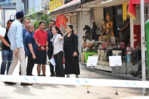 Ong Hou Cheong (berbaju merah) didakwa menyebabkan kematian Chow Ling Fei, 70 tahun, yang meninggal dunia di hospital pada 9 Mac.