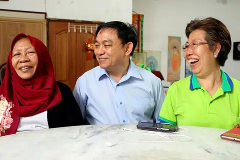 MAJIKAN MEMAHAMI: Cik Sriwahyuni bersama majikannya, Encik Ho Kai Huat dan Cik Tan Sai Gek. Majikan beliau menggalakkannya berpuasa pada Ramadan walaupun mereka penganut agama Buddha. - Foto NUR HUMAIRA SAJAT