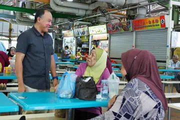Anggota Parlimen (AP) GRC Aljunied, Encik Faisal Manap, berbual mesra dengan para penduduk ketika mengunjungi Pasar dan Pusat Makanan 511 Kaki Bukit.