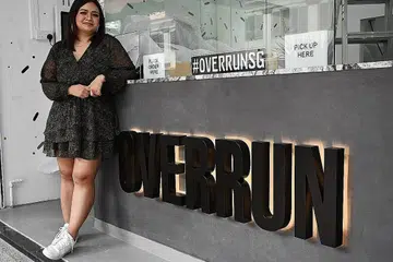 LUAS NIAGA: Cik Nurul Ain, yang baru berpindah ke lokasi kedai lebih besar, akan meneruskan usaha peluasan tahun ini dengan pembukaan kafe baru nanti. - Foto BH oleh KHALID BABA