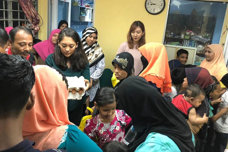 ANJUR PELBAGAI PROGRAM: Cik Raeesah (berbaju hijau) dan pengarah eksekutif Gerakan Reyna, Cik Whitney Tan (berbaju merah jambu), sering berulang-alik Singapura dan Kuala Lumpur bagi menganjurkan program buat wanita dan kanak-kanak Rohingya di Kuala Lumpur. - Foto ihsan RAEESAH KHAN