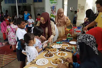 KENALI KUIH MELAYU: MAEC bekerjasama dengan Sekolah Rendah Lianhua di Bukit Batok bagi memperkenalkan pelbagai kuih tradisional Melayu di kalangan pelajar sekolah itu terutama bagi para pelajar bukan Melayu.
