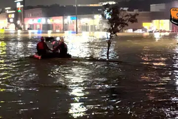 BANJIR BESAR: Para pegawai meneruskan operasi mencari dan menyelamat mangsa-mangsa yang terperangkap dalam banjir di Bedford, Nova Scotia, Canada.