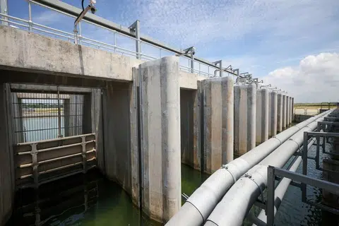 Struktur kawalan air di polder pertama Singapura di Pulau Tekong.