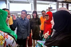 KONGSI PENGALAMAN: Cik Mariam (kiri) berkongsi pengalaman di acara Raikan Ilmu@South East semalam. Bersama di majlis itu ialah Dr Mohamad Maliki (berbaju biru, dua dari kiri). - Foto BM oleh ZALEHA ABDUL KADER