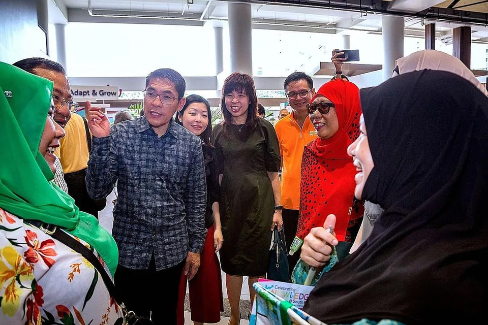 KONGSI PENGALAMAN: Cik Mariam (kiri) berkongsi pengalaman di acara Raikan Ilmu@South East semalam. Bersama di majlis itu ialah Dr Mohamad Maliki (berbaju biru, dua dari kiri). - Foto BM oleh ZALEHA ABDUL KADER