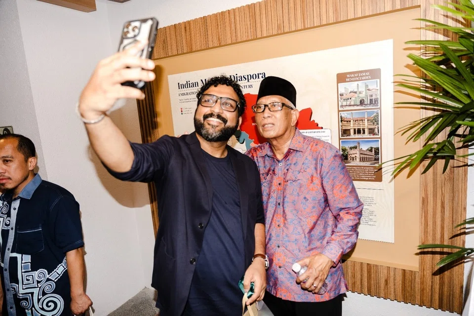 Pengunjung bersua foto di hadapan paparan maklumat Galeri Warisan JCH yang memperingati sejarah dan sumbangan perintis masyarakat India Muslim di Singapura.
