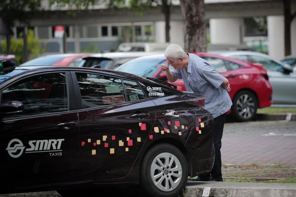 LUANGKAN MASA MAKAN: Seorang pemandu teksi terpaksa makan di belakang but teksinya menyusuli langkah pemerintah tidak mengizinkan orang ramai makan di gerai atau tempat makan awam bagi mengekang Covid-19.