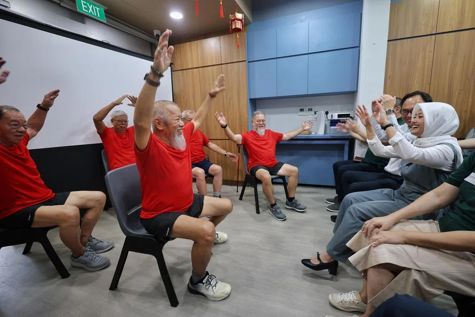 Anggota Parlimen (AP) Bukit Panjang, Encik Liang Eng Hwa, dan Menteri Negara (Kesihatan), Cik Rahayu Mahzam (kanan gambar), menyertai sesi senaman pagi semasa pembukaan rasmi Pusat Penuaan Aktif Fei Yue (Fajar) pada 13 Februari. 
