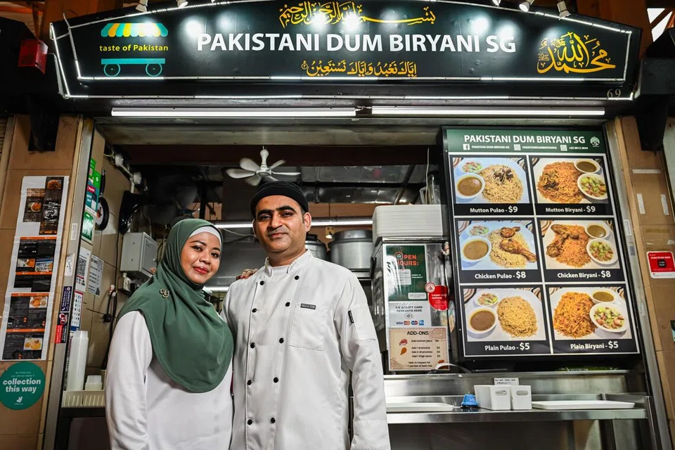 Pasangan suami isteri, Cik Yusnita Yusuff dari Singapura dan Encik Muhammad Rizwan Muhammad Moeen Tabassum, yang berasal dari Pakistan, merupakan pemilik gerai Pakistani Dum Biryani SG di Pusat Makanan Maxwell.