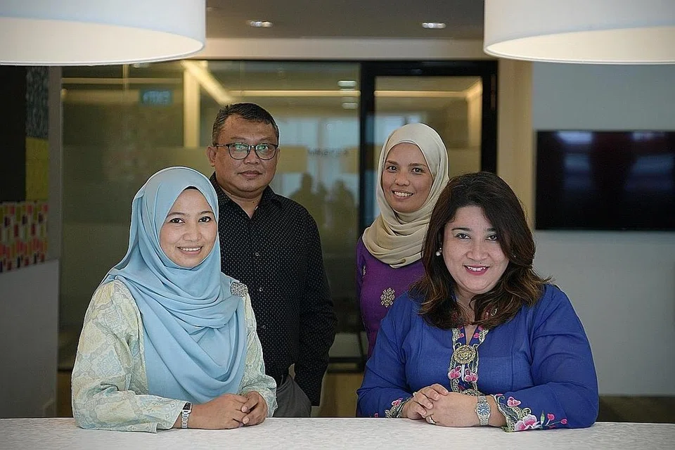 FINALIS AGAB TELADAN: (Belakang dari kiri) Encik R Azmann A Rahman dari Sekolah Menengah Ahmad Ibrahim; Cik Aszrina Tugiman dari Sekolah Rendah Yumin; (depan dari kiri) Cik Elna Hussin dari Sekolah Rendah Westwood dan Cik Nuraini Ismail dari Sekolah Menengah Cedar Girls'. - Foto BH oleh NG SORL LUAN