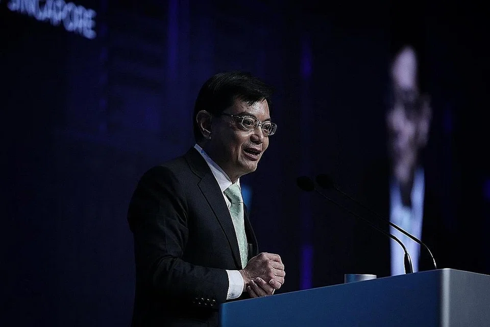 TINGKAT KERJASAMA: Encik Heng menggesa semua pihak agar meningkatkan kerjasama di pelbagai peringkat dalam usaha menangani masalah perpecahan dalam masyarakat bagi membentuk masyarakat bersatu padu. - Foto BH oleh KELVIN CHNG