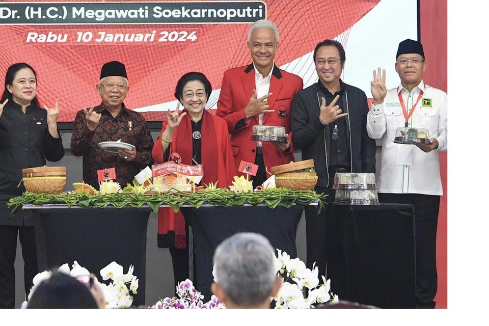 BERI PERINGATAN: Pengerusi PDI-P, Cik Megawati Sukarnoputri, (tiga dari kiri)  memberi amaran kepada ‘pemimpin yang kemaruk kuasa’ di sambutan ulang tahun ke-51 parti itu di Jakarta pada 10 Januari. Beliau bersama-sama (dari kiri) Speaker Dewan Rakyat Puan Maharani; Naib Presiden Encik Ma’ruf Amin; calon presiden Encik Ganjar Pranowo; pegawai parti Encik Prananda Prabowo dan pemangku Pengerusi Parti Pembangunan Bersatu (PPP) Encik Muhammad Mardiono.
