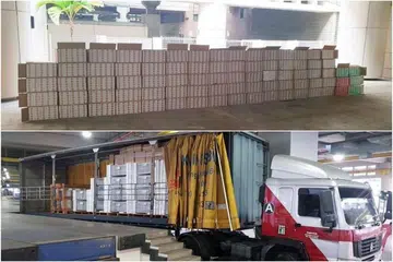 ROKOK TERLARANG: Rokok terlarang ditemui dalam lori yang berdaftar di Malaysia menyusuli pemeriksaan oleh pegawai ICA.