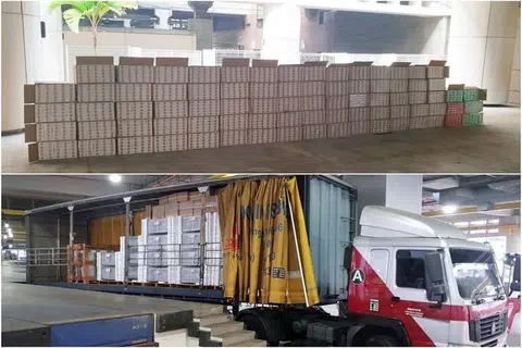ROKOK TERLARANG: Rokok terlarang ditemui dalam lori yang berdaftar di Malaysia menyusuli pemeriksaan oleh pegawai ICA.