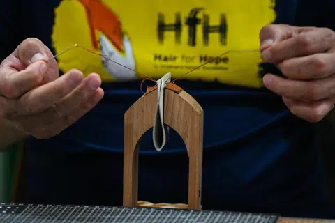 Dalam bengkel kraf tangan kulitnya di Rumah Peralihan Pertapis, Encik Mohammad Razib Samsudin, membimbing penghuni di sana dengan membina kemahiran mereka untuk fokus, menumpukan perhatian dan berdisiplin dalam menghasilkan projek kraf tangan kulit.