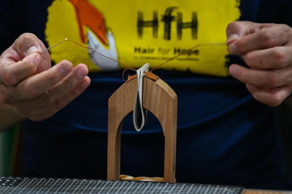 Dalam bengkel kraf tangan kulitnya di Rumah Peralihan Pertapis, Encik Mohammad Razib Samsudin, membimbing penghuni di sana dengan membina kemahiran mereka untuk fokus, menumpukan perhatian dan berdisiplin dalam menghasilkan projek kraf tangan kulit.