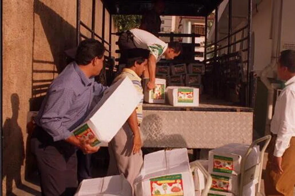 Para pegawai penjara sibuk memunggah kurma ke dalam lori untuk dihantar ke pusat-pusat pemulihan dadah (DRC) dan penjara-penjara di sini dalam gambar yang dipetk pada Januari 1996 ini. 