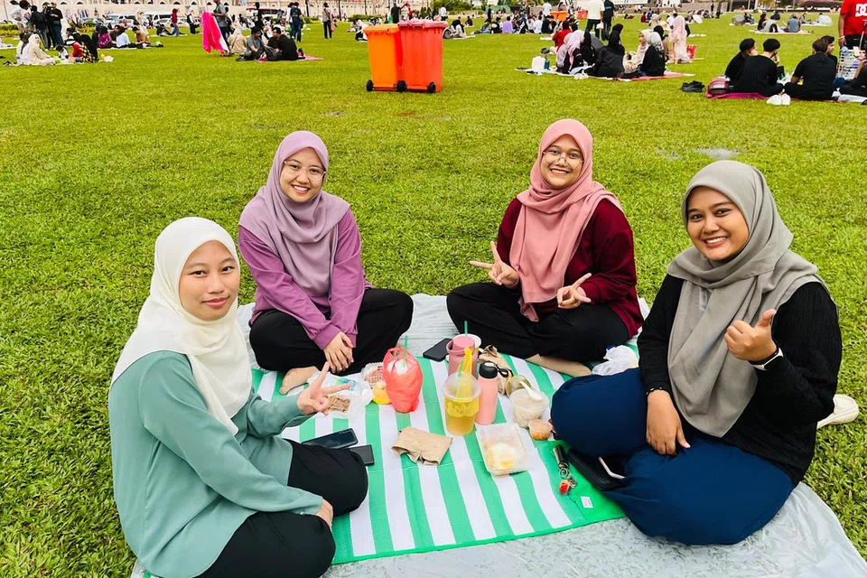 Cik Nurul Izzati Abdul Shukor, 27 tahun (kanan sekali) bersama tiga rakannya bertukar-tukar lokasi berbuka setiap hari antara masjid atau kawasan lapang dan awam seperti padang di Dataran Merdeka Kuala Lumpur kerana gemarkan suasana iftar yang meriah.