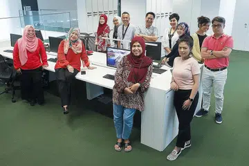 KERJA BERPASUKAN: Cik Sabariah Ramilan (dua dari kiri) bersama para eksekutif perancangan dan penjenamaan, pasukan yang bertanggungjawab melahirkan konsep, imej dan arah tuju saluran Mediacorp Suria. - Foto BM oleh MARCELLIN LOPEZ