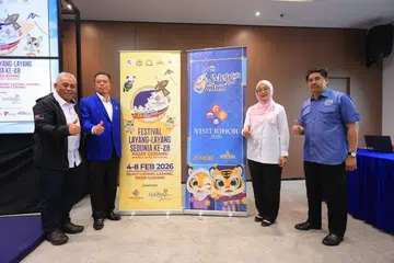 (Dari kanan) Datuk Bandar Majlis Bandaraya Iskandar Puteri (MBIP), Encik Hasrin Kamal Hashim, Datuk Bandar Majlis Bandaraya Pasir Gudang (MBPG), Datin Paduka Hazlina Jalil, Presiden Majlis Pelayang Malaysia (MPM), Datuk A. Rahim Nin dan Ketua Whip Ahli Majlis MBPG, Encik Razani Abdul Rauf, ketika majlis pra-pelancaran Festival Layang-Layang Sedunia Pasir Gudang Kali Ke-28, di Menara Aqabah, Pasir Gudang.