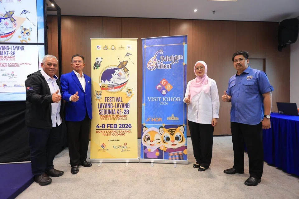 (Dari kanan) Datuk Bandar Majlis Bandaraya Iskandar Puteri (MBIP), Encik Hasrin Kamal Hashim, Datuk Bandar Majlis Bandaraya Pasir Gudang (MBPG), Datin Paduka Hazlina Jalil, Presiden Majlis Pelayang Malaysia (MPM), Datuk A. Rahim Nin dan Ketua Whip Ahli Majlis MBPG, Encik Razani Abdul Rauf, ketika majlis pra-pelancaran Festival Layang-Layang Sedunia Pasir Gudang Kali Ke-28, di Menara Aqabah, Pasir Gudang.